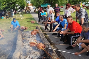 20 ekipa se okušalo u pripremi "slaninske ruže" na 8. Slanvinu - najbolji Udruga OSI, Planinari sekcije Zakorenje,  Vinokap ogranak Požega a najljepšu su ispekli KUD "Berda" Brestovac