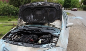 Uslijed kvara elektro instalacija izbio požar na osobnom automobilu koji se proširio na još jedno vozilo - šteta 7.000 eura