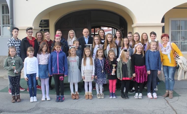 Mažoretkinje i Plesni studio Marine Mihelčić kod gradonačelnika Puljašića