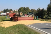 Škodom se zabio u traktor, prevrnula se prikolica puna kukuruza