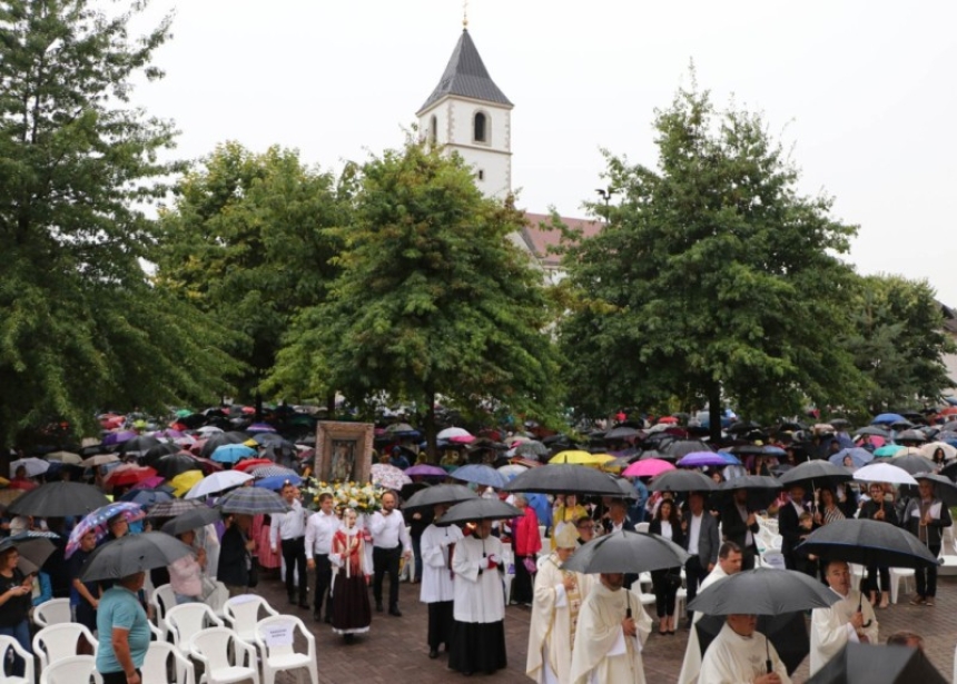 Na blagdan Gospe Voćinske vjernici iz cijele Požeške biskupije hodočastili Gospi Voćinskoj - tradicionalno veliki broj pješaka uputio se do svetišta u Voćinu