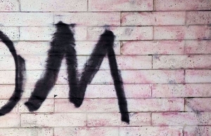 U požeškoj Vukovarskoj ulici nepoznati počinitelj ispisao grafite na stambenoj zgradi