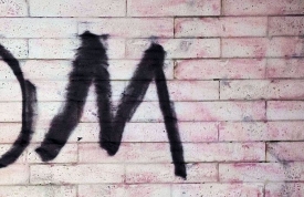 U požeškoj Vukovarskoj ulici nepoznati počinitelj ispisao grafite na stambenoj zgradi