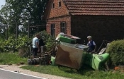 61-godišnjak bez vozačke i uz alkohol od 1,86 promila sletio, udario u prometni znak i kuću te se prevrnuo