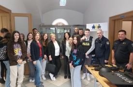 Policijski službenici sudjelovali na „5. Dječjem danu zanimanja“ i srednjoškolcima prezentirali opremu i tehniku policije