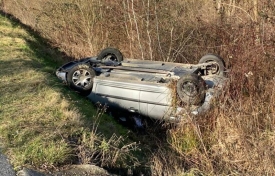 79-godišnji vozač je ozlijeđen u slijetanju osobnog automobila u putni kanal i prevrtanju vozila