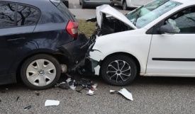 U sudaru tri osobna automobila u raskrižju Zrinske i Jelačićeve u Požegi ozlijeđena 22-godišnjakinja
