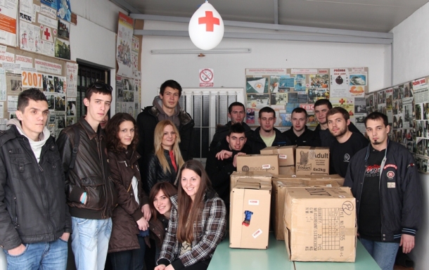 Mladi HDSSB darovali odjeću 