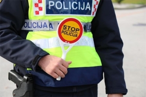 Pod utjecajem alkohola od 1,41 promila 70-godišnjak s "Jeepom" ugrožavao promet pa smješten u policiju