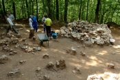 Pronađen 28 stoljeća stari grob i tri konjske opreme