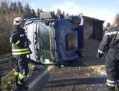 Uslijed neprilagođene brzine prevrnuo šleper i rasuo tucanik a Citroenom oduzeo prednost Volkswagenu u raskrižju