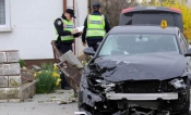 20-godišnjak u BMW-u brzo ušao u raskrižje u Pleternici, proklizao i udario u metalnu ogradu i pokupio stup i prometni znak