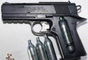 Nezadovoljan vožnjom oštetio tkaninu na 7 sjedala u vlaku a kod 39-godišnjaka pronašli pištolj, 2 revolvera i streljivo