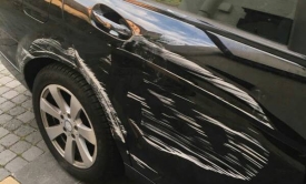 80-godišnji vozač u Osječkoj ulici u Požegi obilazio vozilo pa udario u parkirani automobil 25-godišnjaka - nakon toga je pobjegao