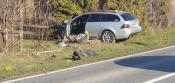 Uslijed neprilagođene brzine s BMW-om udario u Golfa, pokupio znakove te sletio u ogradu Kaznionice
