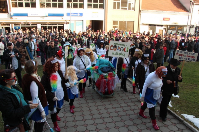 Pleternički Čoraci predvodili maškaranu povorku gradskim ulicama