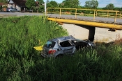 Velikom brzinom Peugeot 307 izletio s ceste i nakon rotiranja sletio u potok