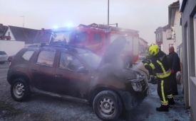 Zabilježena su dva požara - u Požegi automobila s kvarom na elektroinstalacijama i Kaptolu u trgovini požar na hladnjaku