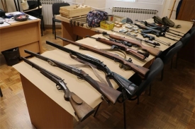 Policija i Carina u obiteljskoj kući u Čaglinu pronašli 360 kg sitno rezanog duhana i cijeli arsenal naoružanja, bombi i streljiva