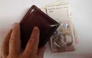 Prijavila krađu novčanika iz otključanog automobila