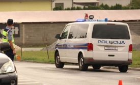 Prešao u suprotnu prometnu traku i udario u teretni automobil, potom pobjegao