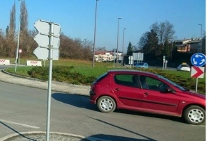 18-godišnjak bez vozačke vozio kontra u kružnom toku ali uz alkohol od 1,19 promila - "spremili" ga u policiju