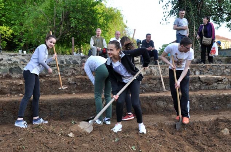 Požeški učenici obnavljaju stadion srušen prije njihova rođenja