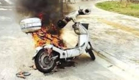 Uslijed tehničkog kvara na bateriji u radionici došlo je do požara na skuteru koji je u potpunosti izgorio