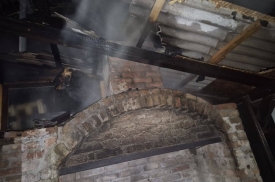 Odmah iza ponoći i dočeka Nove godine 17-godišnjak zapalio vatru u pecalu koja se ubrzo proširila na drveno krovište