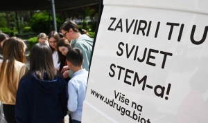 U projektu "Razvoj mreže STEM ambasadora" mobilni laboratorij posjetio Požegu