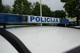 Tri prometne nesreće, a u onoj u Primorskoj ulici u Požegi 77-godišnja vozačica obilazila biciklistu pa udarila u policijsko vozilo i pobjegla