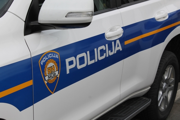 21-godišnjakinja pod utjecajem alkohola udarila u četiri parkirana vozila