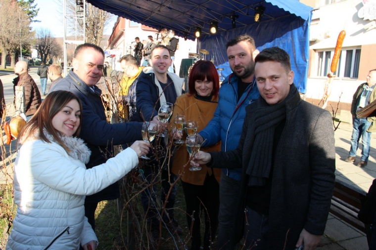 Vinovu lozu orezali i na Trgu graševine u Kutjevu i zalili starom graševinom