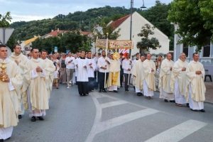 Prigodom 29. obljetnice osnutka Požeške biskupije započelo Trajno euharistijsko klanjanje u Požegi