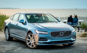 Udario u Volvo koji se uključivao u promet i "zbrisao"