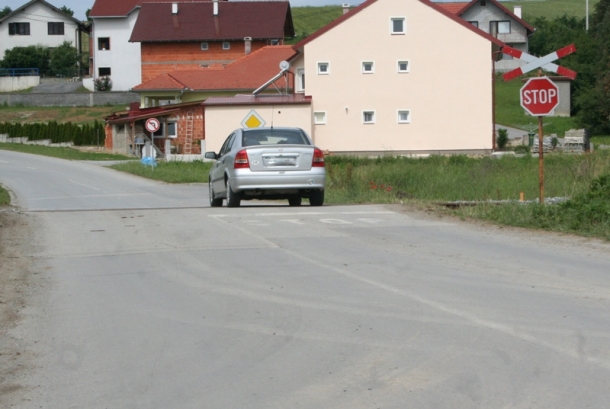 Nalet osobnog automobila na vlak