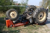 Kombijem udario u traktor s prikolicom a lakše ozlijeđen 43-godišnji vozač traktora