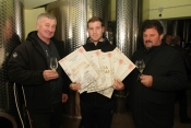 Udruga Vino-kap Zlatna odličja s prošlogodišnjeg ocjenjivanja vina dodjeljuje u vinarijama zbog epidemioloških mjera
