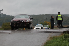 U sudaru automobila i vlaka na željezničkom prijelazu u Pleternici teško ozlijeđene dvije osobe - vozač alkoholiziran i bez vozačke