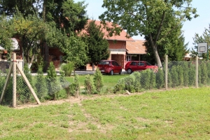 Udario u betonsku-žičanu ogradu i uletio u dvorište obiteljske kuće