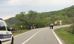 U slijetanju s ceste lakše ozlijeđen 57-godišnji motociklist, a dvojica alkoholiziranih smješteni na trežnjenje