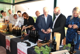 Napunjeno 1.000 festivalskih butelja vina Kutjeva d.d. za „Zlatne žice Slavonije“