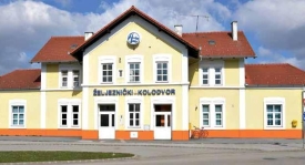Opet na meti Željeznički kolodvor u Požegi - po ulaznim vratima ispisani grafiti