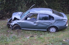 U slijetanju osobnog automobila kod Gornjih Emovaca teško ozlijeđena 15-godišnja putnica i lakše 19-godišnji vozač