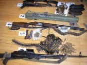 U pretrazi kuće policijski službenici pronašli streljivo za automatsku pušku i tromblon