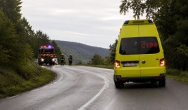 Jedna osoba ozlijeđena u slijetanju automobila s kolnika prema Orahovici