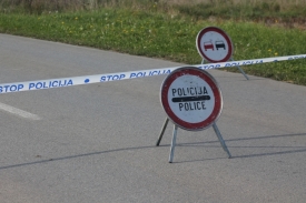 Udario u parkirani osobni automobil pa pobjegao