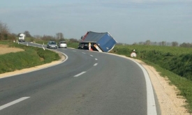 Zbog neprilagođene brzine 26-godišnji vozač kamiona i poluprikolice sletio s kolnika - vozač je ozlijeđen
