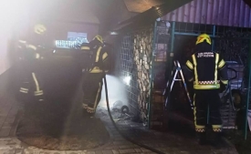 Požar drvarnice nastao nakon što je 38-godišnjak istresao pepel uz drvarnicu koji je zapalio kante za smeće