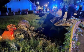 Noćas 25-godišnjak vozio traktor uz 2,10 promila alkohola, udario u most, sletio u potok i prevrnuo se - ozlijeđen putnik iz traktora